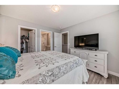 204 Crestbrook Common Sw, Calgary, AB - Indoor Photo Showing Bedroom