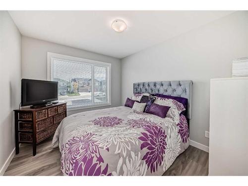 204 Crestbrook Common Sw, Calgary, AB - Indoor Photo Showing Bedroom