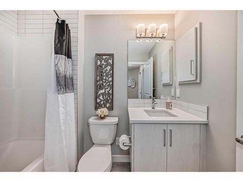 204 Crestbrook Common Sw, Calgary, AB - Indoor Photo Showing Bathroom