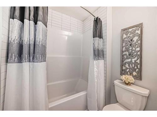 204 Crestbrook Common Sw, Calgary, AB - Indoor Photo Showing Bathroom