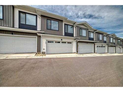 204 Crestbrook Common Sw, Calgary, AB - Outdoor