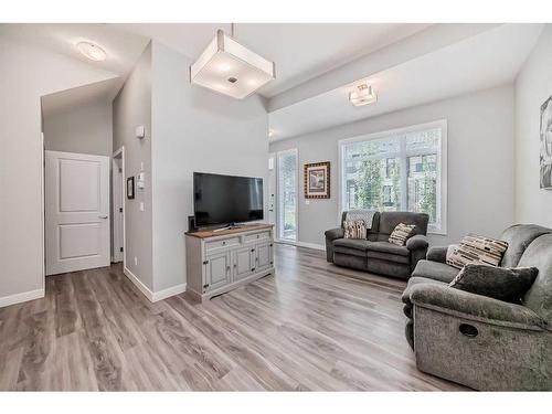 204 Crestbrook Common Sw, Calgary, AB - Indoor Photo Showing Living Room