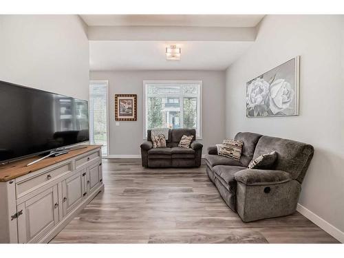 204 Crestbrook Common Sw, Calgary, AB - Indoor Photo Showing Living Room