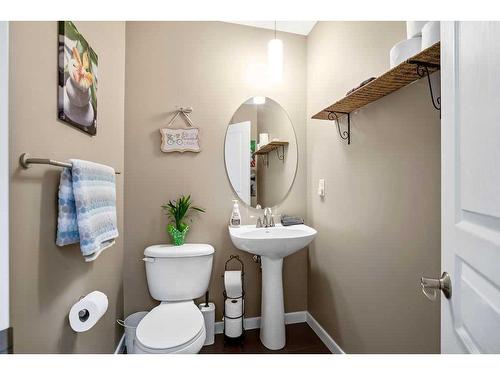 123 New Brighton Landing Se, Calgary, AB - Indoor Photo Showing Bathroom