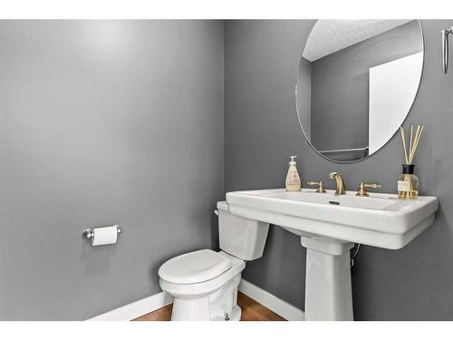 2002 35 Avenue Sw, Calgary, AB - Indoor Photo Showing Bathroom