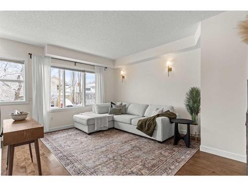 2002 35 Avenue Sw, Calgary, AB - Indoor Photo Showing Living Room