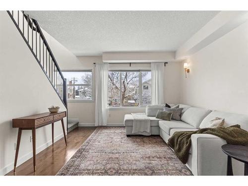 2002 35 Avenue Sw, Calgary, AB - Indoor Photo Showing Living Room