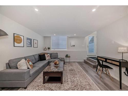 509-474 Seton Circle Se, Calgary, AB - Indoor Photo Showing Living Room