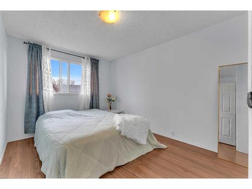 23A Ranchero Bay Nw, Calgary, AB - Indoor Photo Showing Bedroom