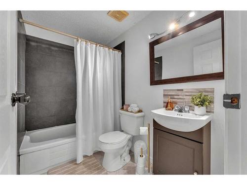 23A Ranchero Bay Nw, Calgary, AB - Indoor Photo Showing Bathroom