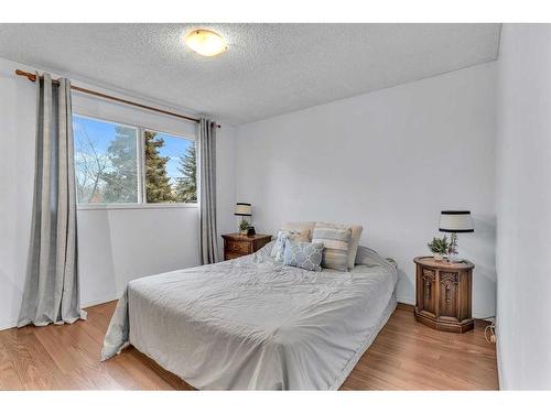 23A Ranchero Bay Nw, Calgary, AB - Indoor Photo Showing Bedroom