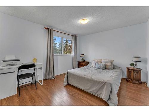 23A Ranchero Bay Nw, Calgary, AB - Indoor Photo Showing Bedroom