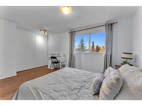 23A Ranchero Bay Nw, Calgary, AB - Indoor Photo Showing Bedroom