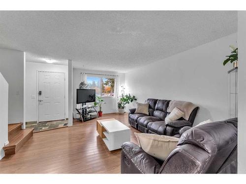 23A Ranchero Bay Nw, Calgary, AB - Indoor Photo Showing Living Room