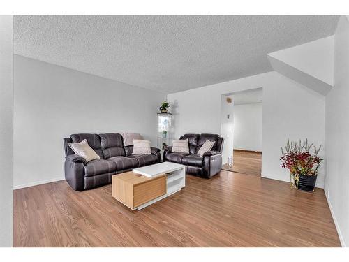 23A Ranchero Bay Nw, Calgary, AB - Indoor Photo Showing Living Room