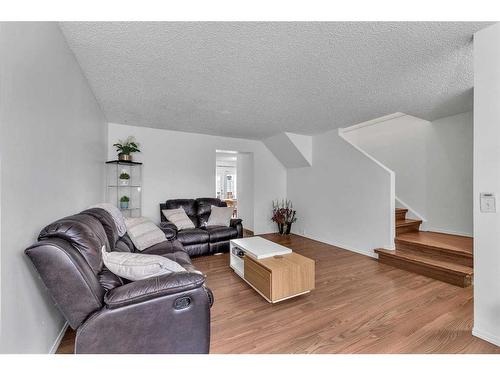 23A Ranchero Bay Nw, Calgary, AB - Indoor Photo Showing Living Room