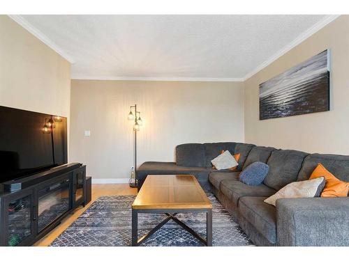 301-1721 13 Street Sw, Calgary, AB - Indoor Photo Showing Living Room