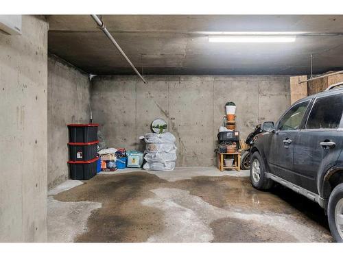 301-1721 13 Street Sw, Calgary, AB - Indoor Photo Showing Garage