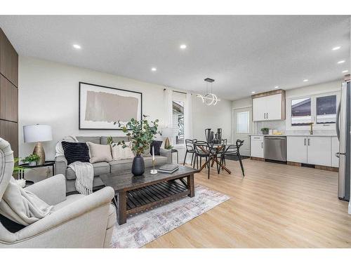 172 Penmeadows Close Se, Calgary, AB - Indoor Photo Showing Living Room