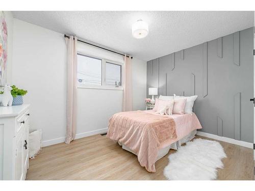 172 Penmeadows Close Se, Calgary, AB - Indoor Photo Showing Bedroom