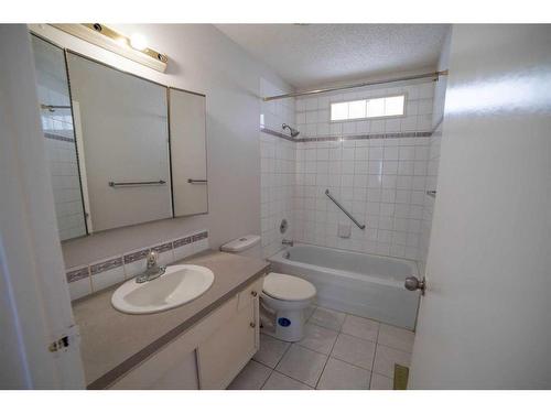 1322 34 Street Se, Calgary, AB - Indoor Photo Showing Bathroom