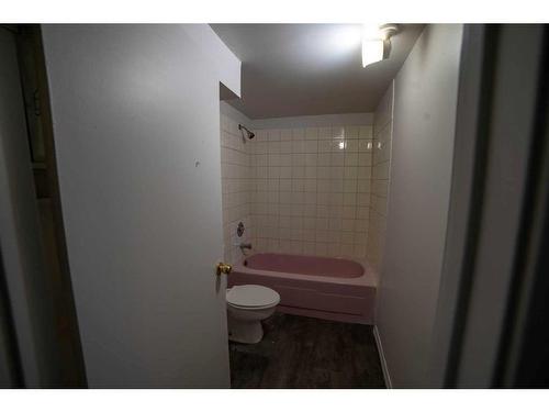 1322 34 Street Se, Calgary, AB - Indoor Photo Showing Bathroom