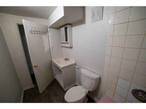 1322 34 Street Se, Calgary, AB - Indoor Photo Showing Bathroom