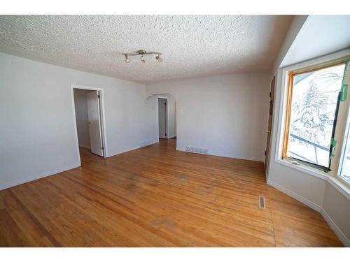 1322 34 Street Se, Calgary, AB - Indoor Photo Showing Other Room