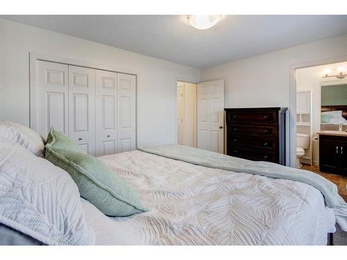 91 Sunset Road, Cochrane, AB - Indoor Photo Showing Bedroom