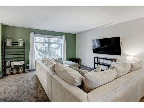 91 Sunset Road, Cochrane, AB - Indoor Photo Showing Living Room