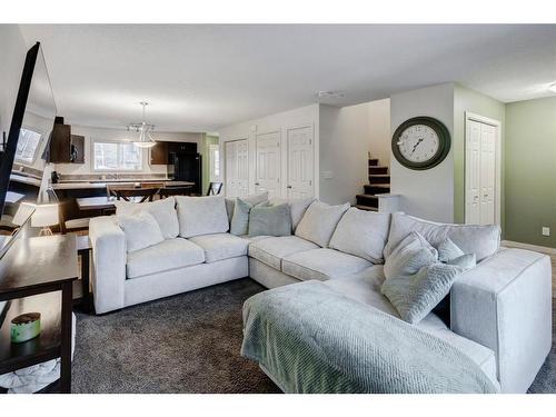 91 Sunset Road, Cochrane, AB - Indoor Photo Showing Living Room