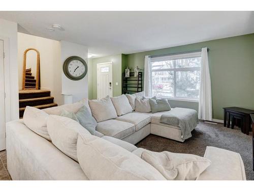 91 Sunset Road, Cochrane, AB - Indoor Photo Showing Living Room