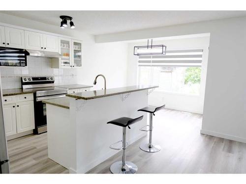 15 Coral Reef Close Ne, Calgary, AB - Indoor Photo Showing Kitchen