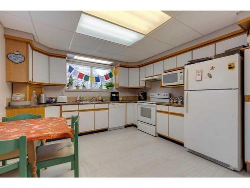 2416 25A Street Sw, Calgary, AB - Indoor Photo Showing Kitchen