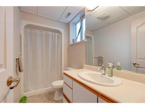 2416 25A Street Sw, Calgary, AB - Indoor Photo Showing Bathroom