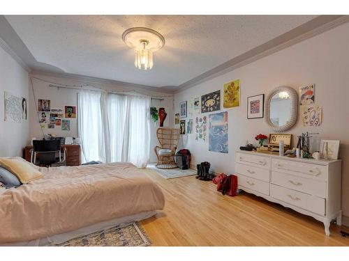 2416 25A Street Sw, Calgary, AB - Indoor Photo Showing Bedroom