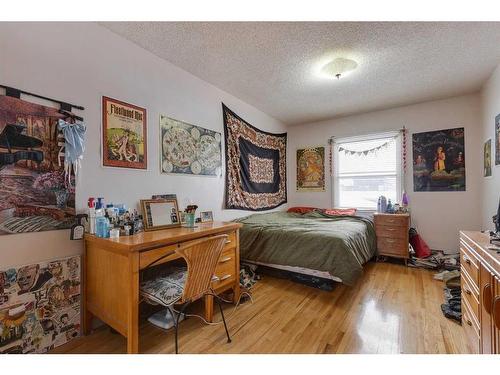 2416 25A Street Sw, Calgary, AB - Indoor Photo Showing Bedroom