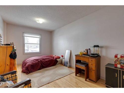 2416 25A Street Sw, Calgary, AB - Indoor Photo Showing Bedroom