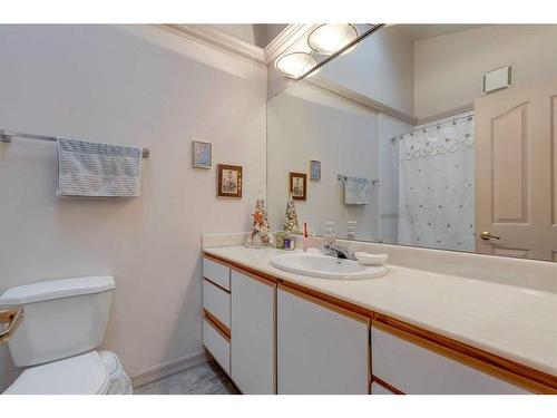 2416 25A Street Sw, Calgary, AB - Indoor Photo Showing Bathroom