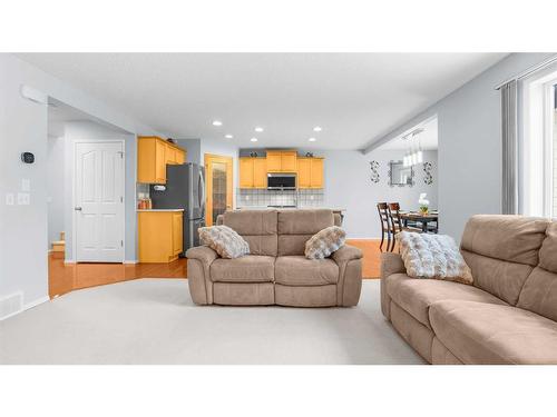 113 Covehaven Gardens Ne, Calgary, AB - Indoor Photo Showing Living Room