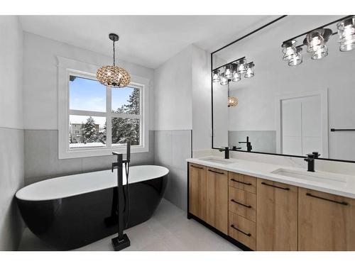 4508 72 Street Nw, Calgary, AB - Indoor Photo Showing Bathroom