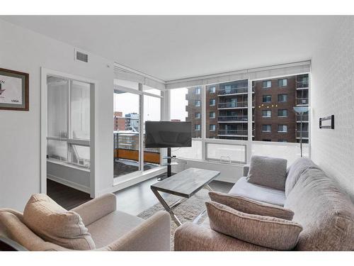 708-626 14 Avenue Sw, Calgary, AB - Indoor Photo Showing Living Room