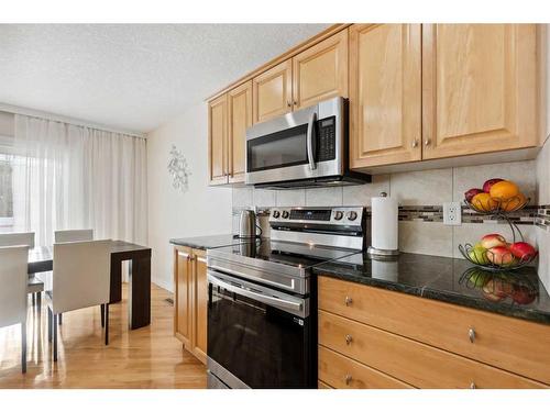 39 Everwillow Close Sw, Calgary, AB - Indoor Photo Showing Kitchen