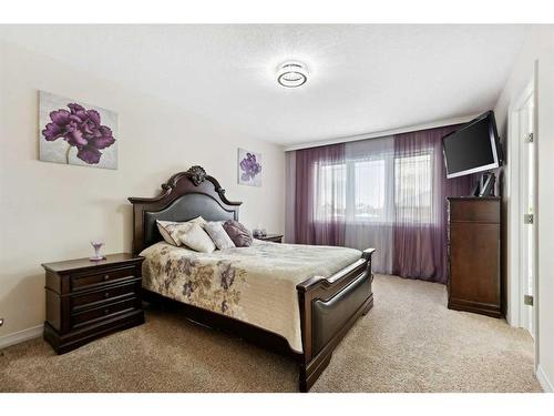 39 Everwillow Close Sw, Calgary, AB - Indoor Photo Showing Bedroom