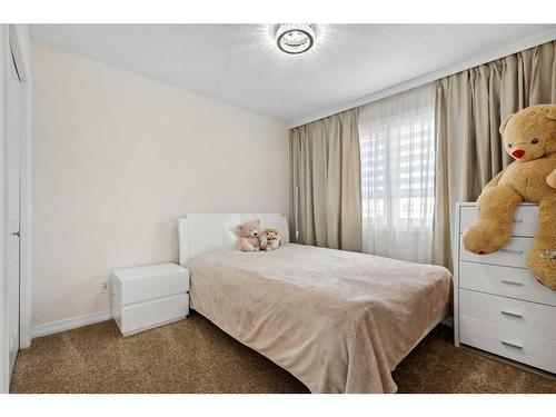 39 Everwillow Close Sw, Calgary, AB - Indoor Photo Showing Bedroom