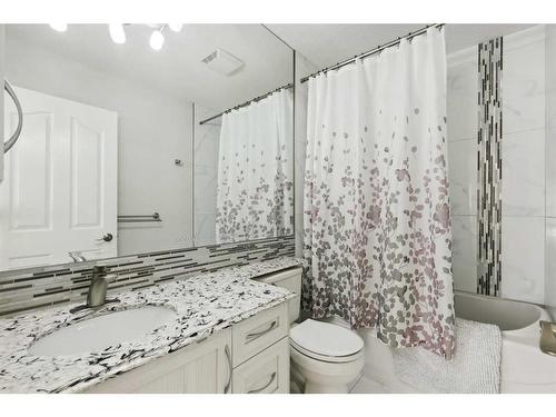 39 Everwillow Close Sw, Calgary, AB - Indoor Photo Showing Bathroom