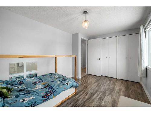 91 Midglen Way Se, Calgary, AB - Indoor Photo Showing Bedroom