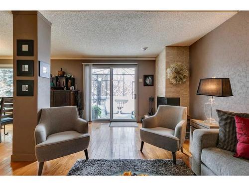 33-185 Woodridge Drive Sw, Calgary, AB - Indoor Photo Showing Living Room