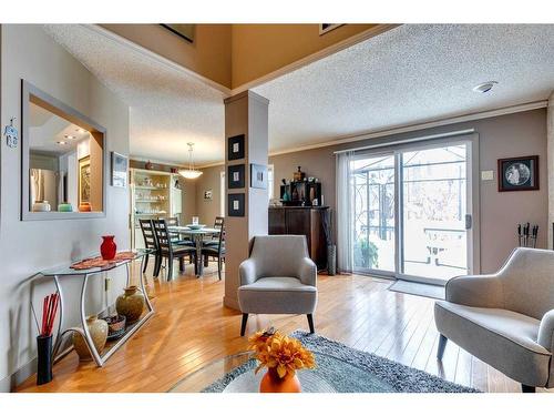 33-185 Woodridge Drive Sw, Calgary, AB - Indoor Photo Showing Living Room