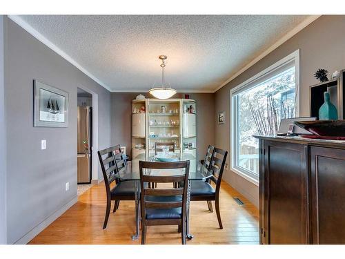 33-185 Woodridge Drive Sw, Calgary, AB - Indoor Photo Showing Dining Room